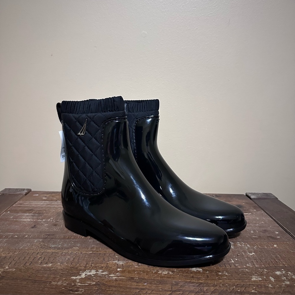 Nautica Black Glossy Quilted Ankle Boots